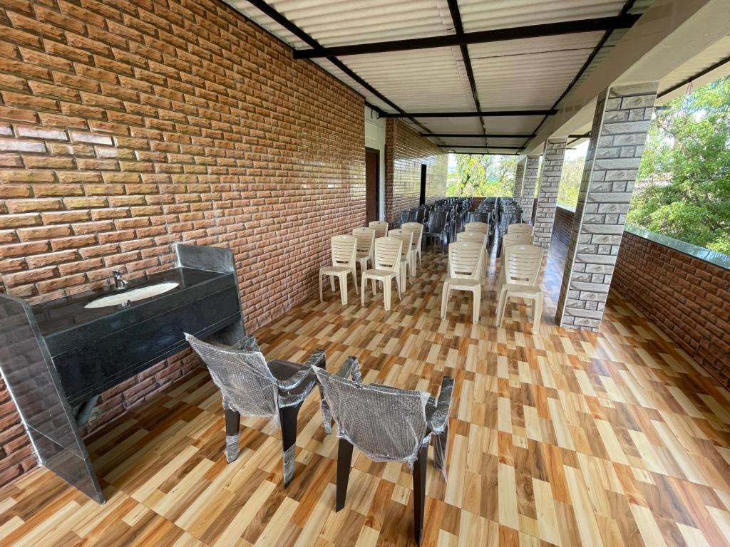 Hotel Phoenix Lonavala Kültér fotó