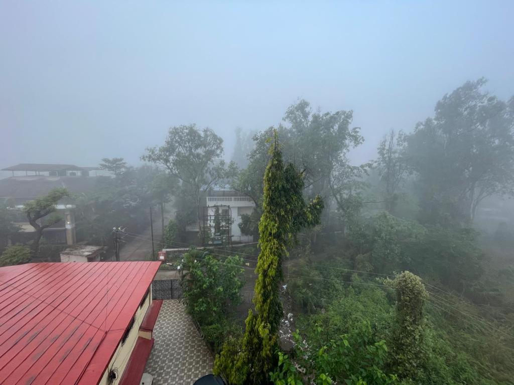 Hotel Phoenix Lonavala Kültér fotó